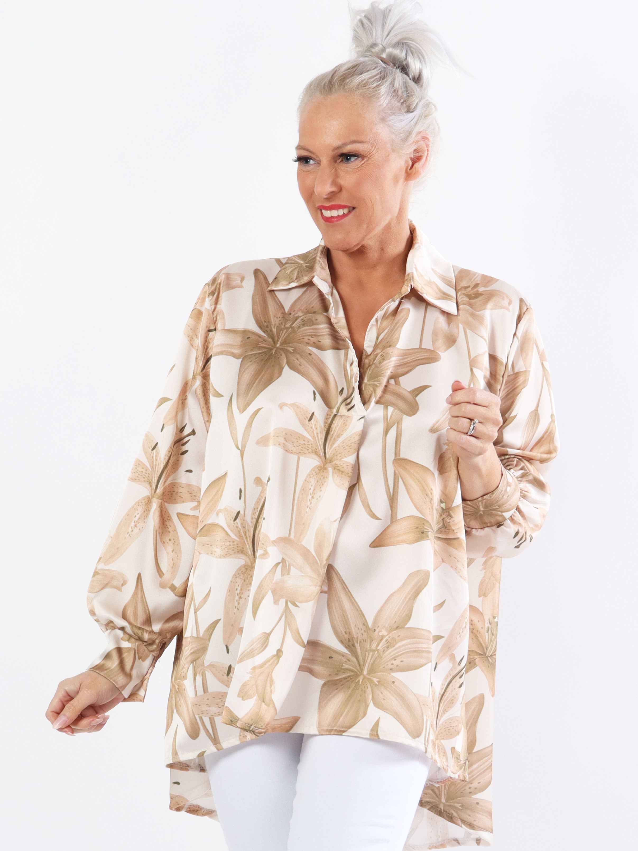 Paradise - Sød plus size skjorte i silkelook med liljemotiver